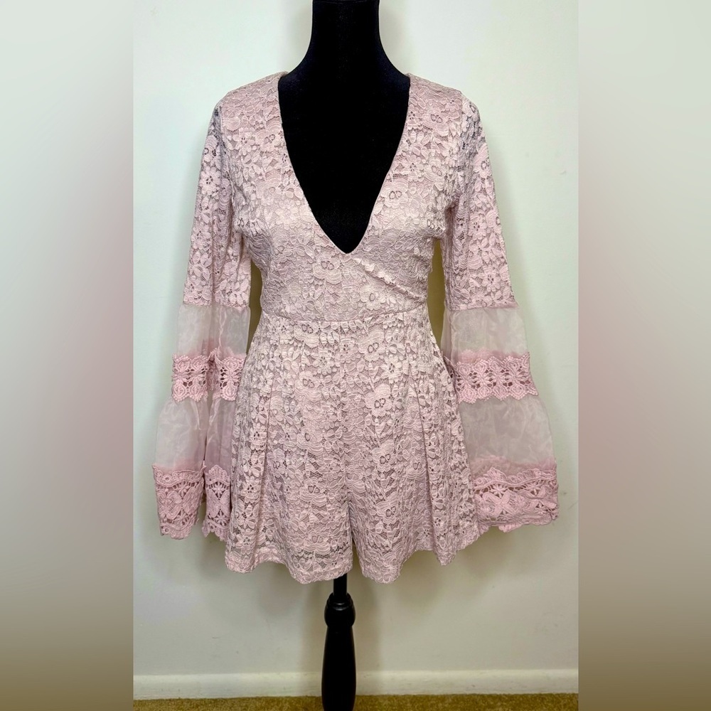 Kaylee Kollektion Pink floral lace short jumpsuit romantic flirty girly med